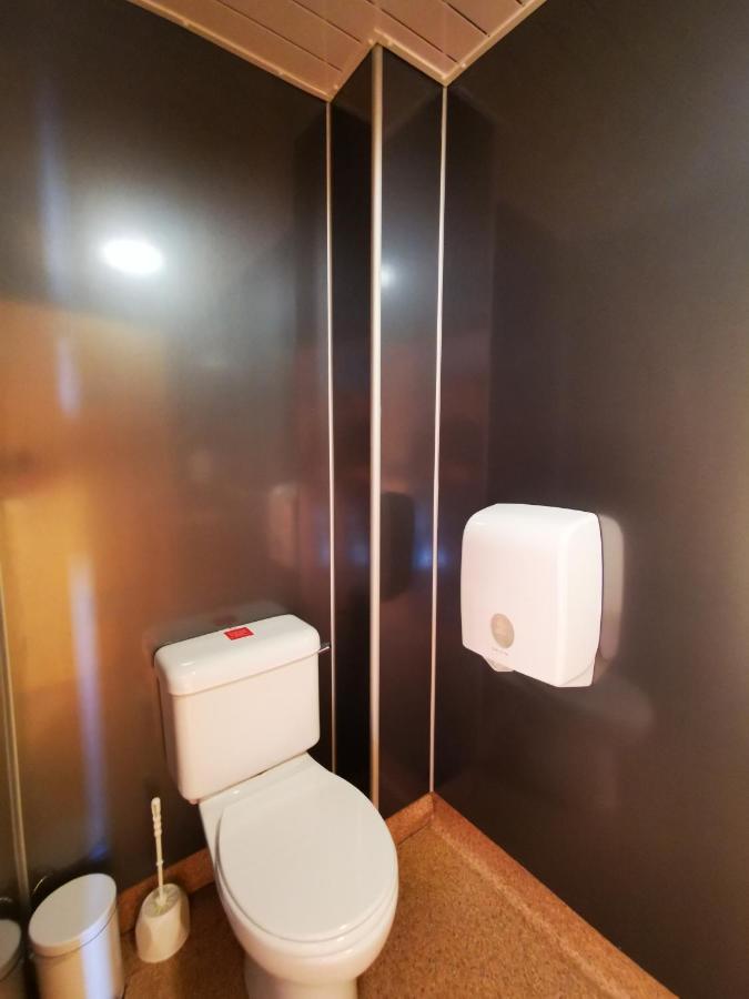 Oban Youth Hostel Экстерьер фото A toilet and a hand dryer in a train