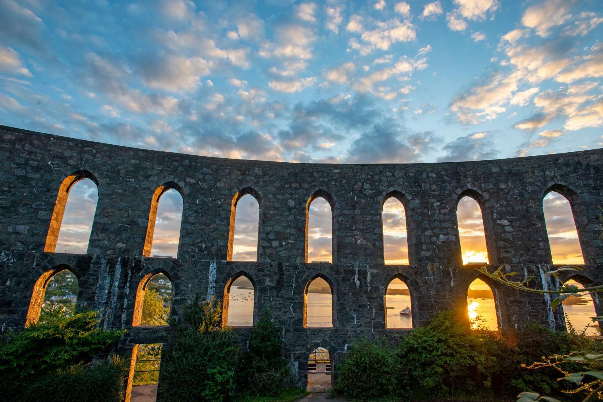 Oban Youth Hostel Экстерьер фото The 18th-century Romanesque style of the Amoreiras Aqueduct