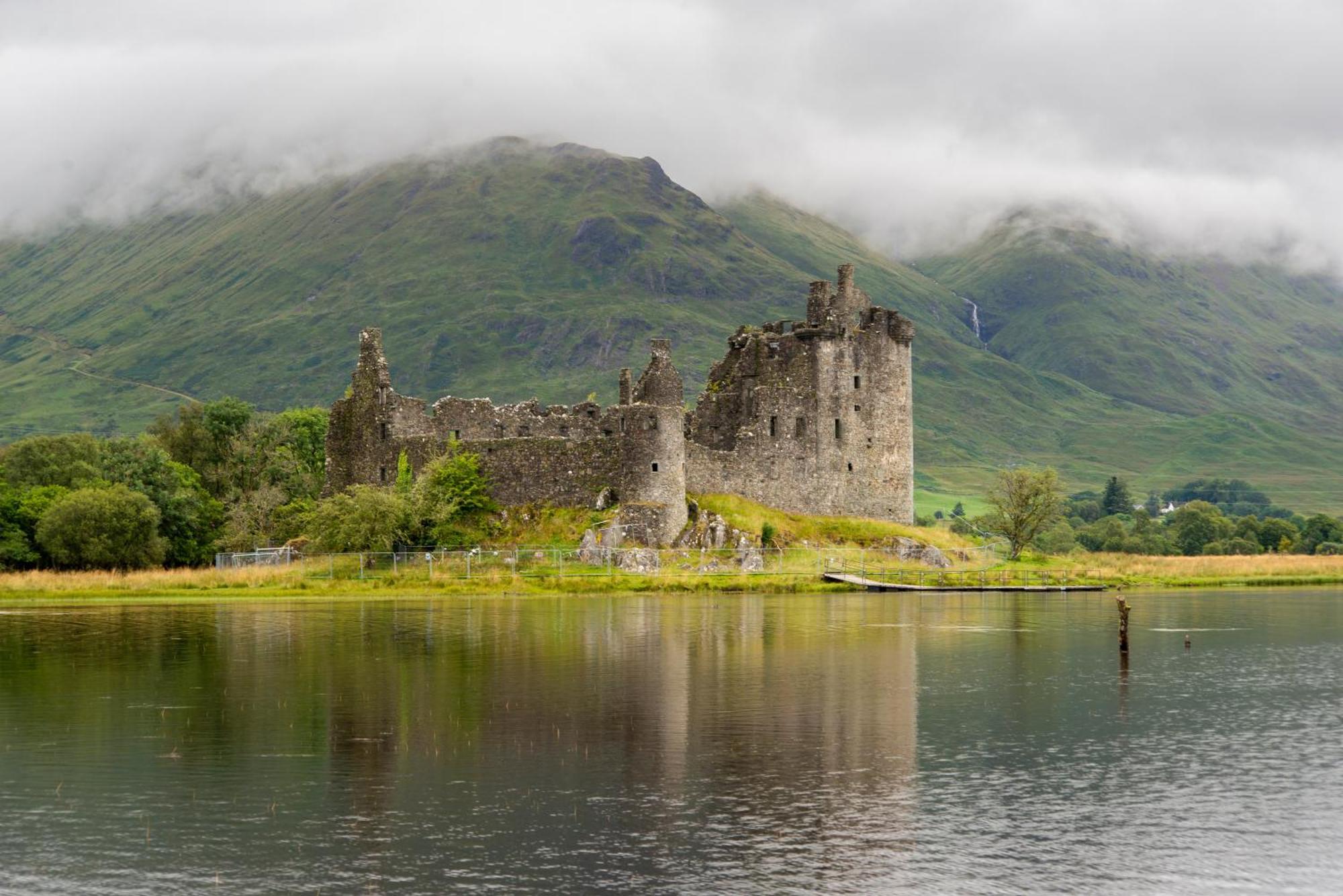 Oban Youth Hostel Экстерьер фото The castle from the south
