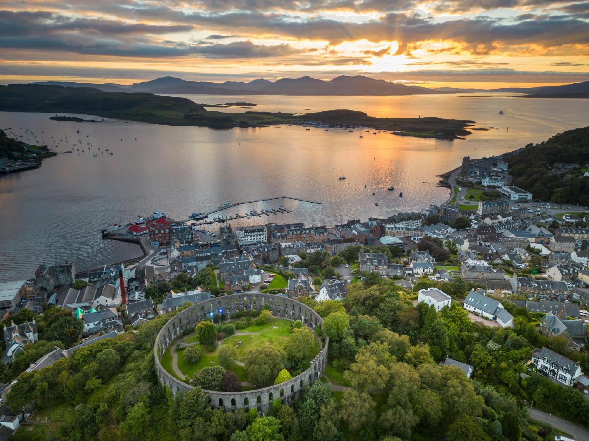 Oban Youth Hostel Экстерьер фото Fort Belanabubble, overlooking the town of Portree