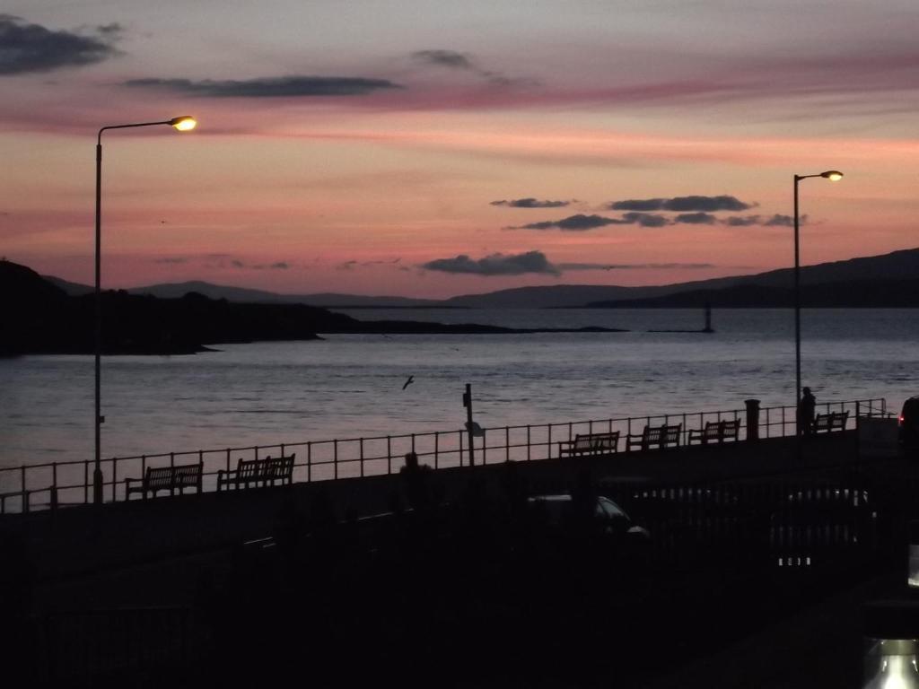 Oban Youth Hostel Экстерьер фото View of the harbour at night